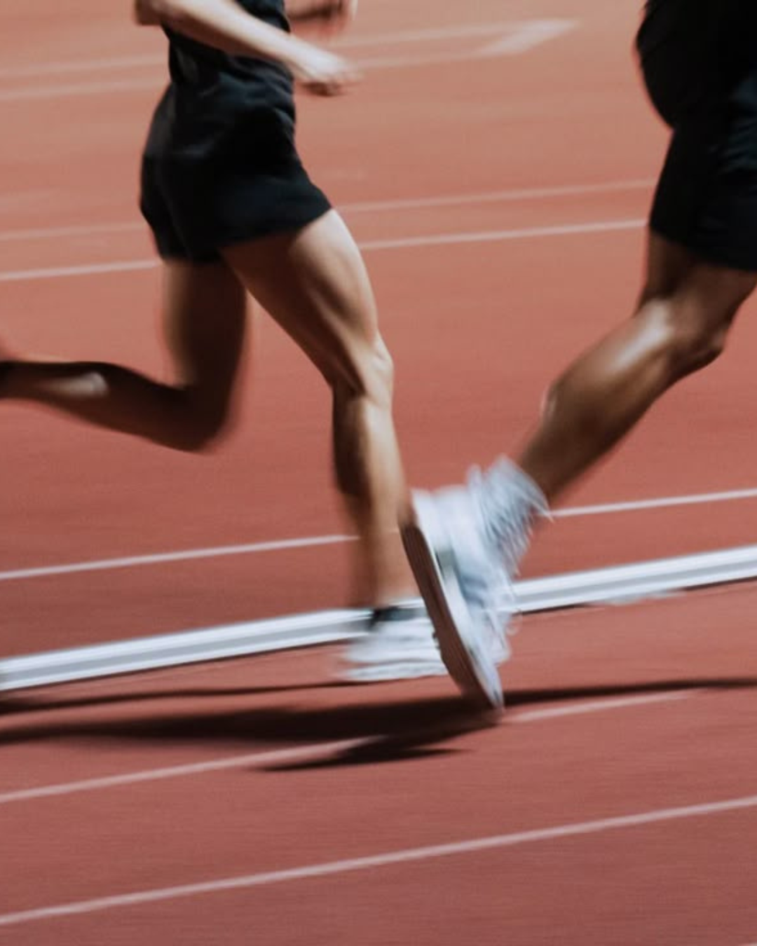 Runner experiencing IT band tightness on outer thigh during training in Northbrook